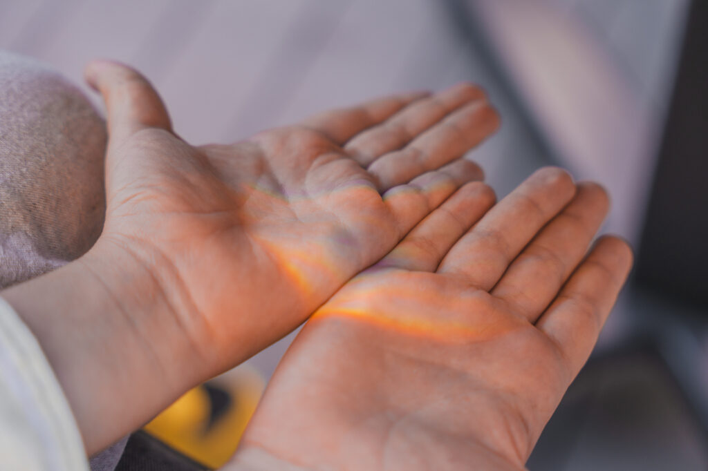 手のひらに光を浴びている写真【相模原市のクォンタムタッチヒーリング：ゼロハチ空間】