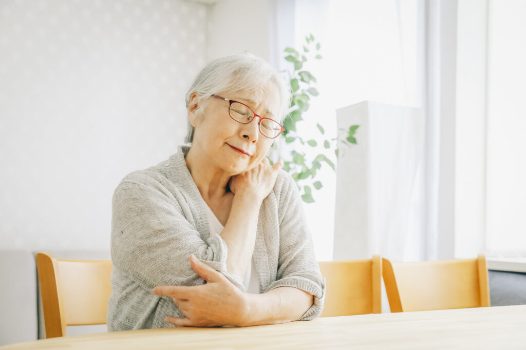 肩こりをしている女性【相模原市のクォンタムタッチヒーリング：ゼロハチ空間】