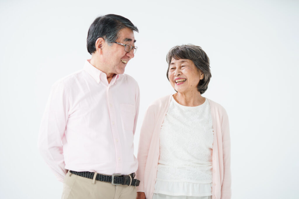 談笑している男女【相模原市のクォンタムタッチヒーリング：ゼロハチ空間】